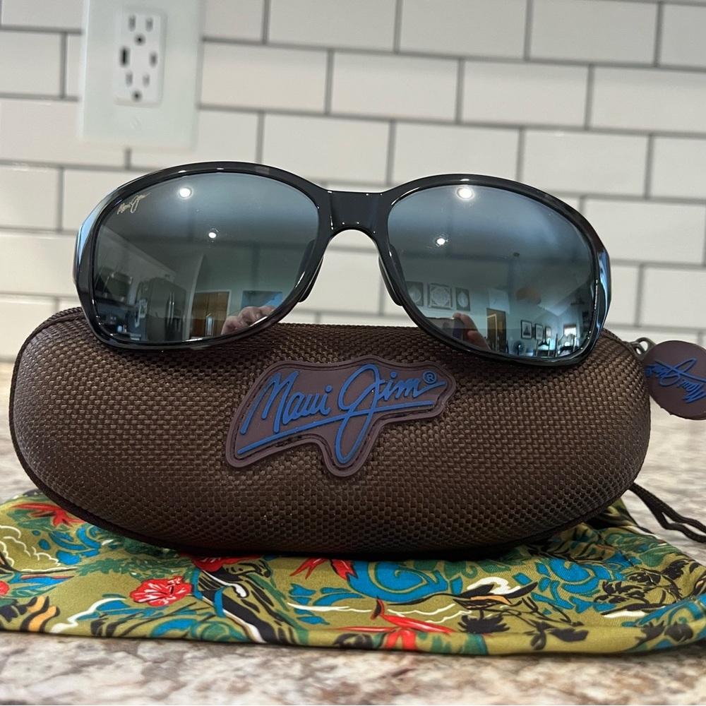 Gently used Koki Beach Polarized Maui Jim Sunglasses w/lense cloth, case.